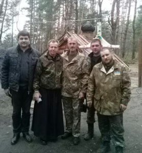 З таких умов, наче із землі, воскресає Україна - єпископ УГКЦ освятив каплицю збудовану бліндажем.(ФОТО)